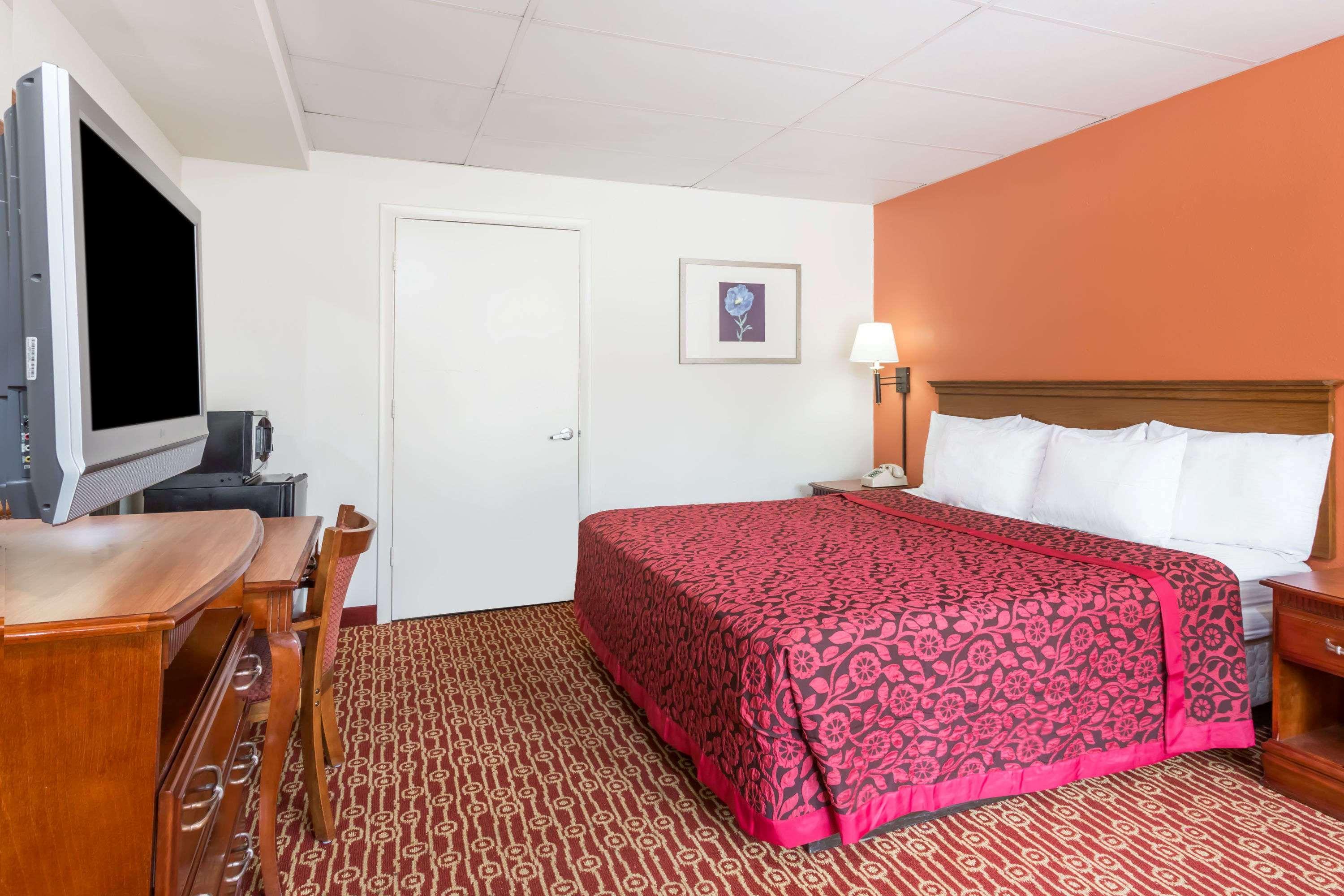 Days Inn By Wyndham Fredericksburg North Exterior photo