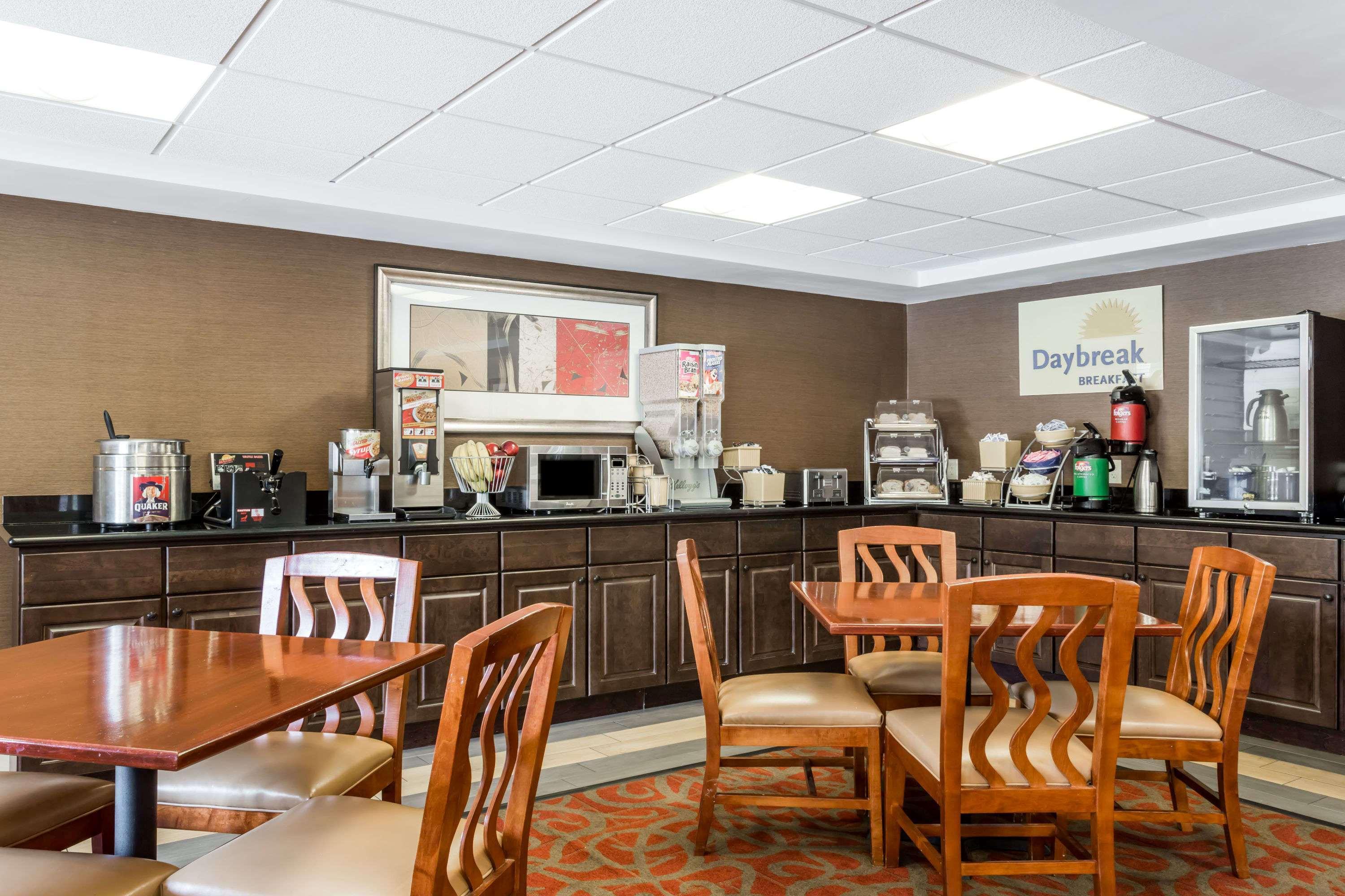 Days Inn By Wyndham Fredericksburg North Exterior photo