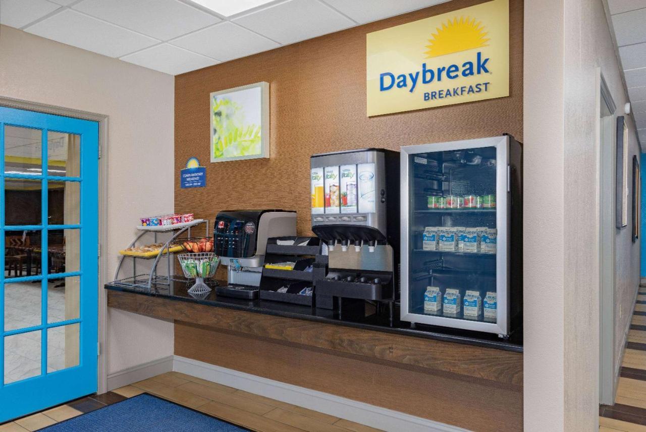 Days Inn By Wyndham Fredericksburg North Exterior photo