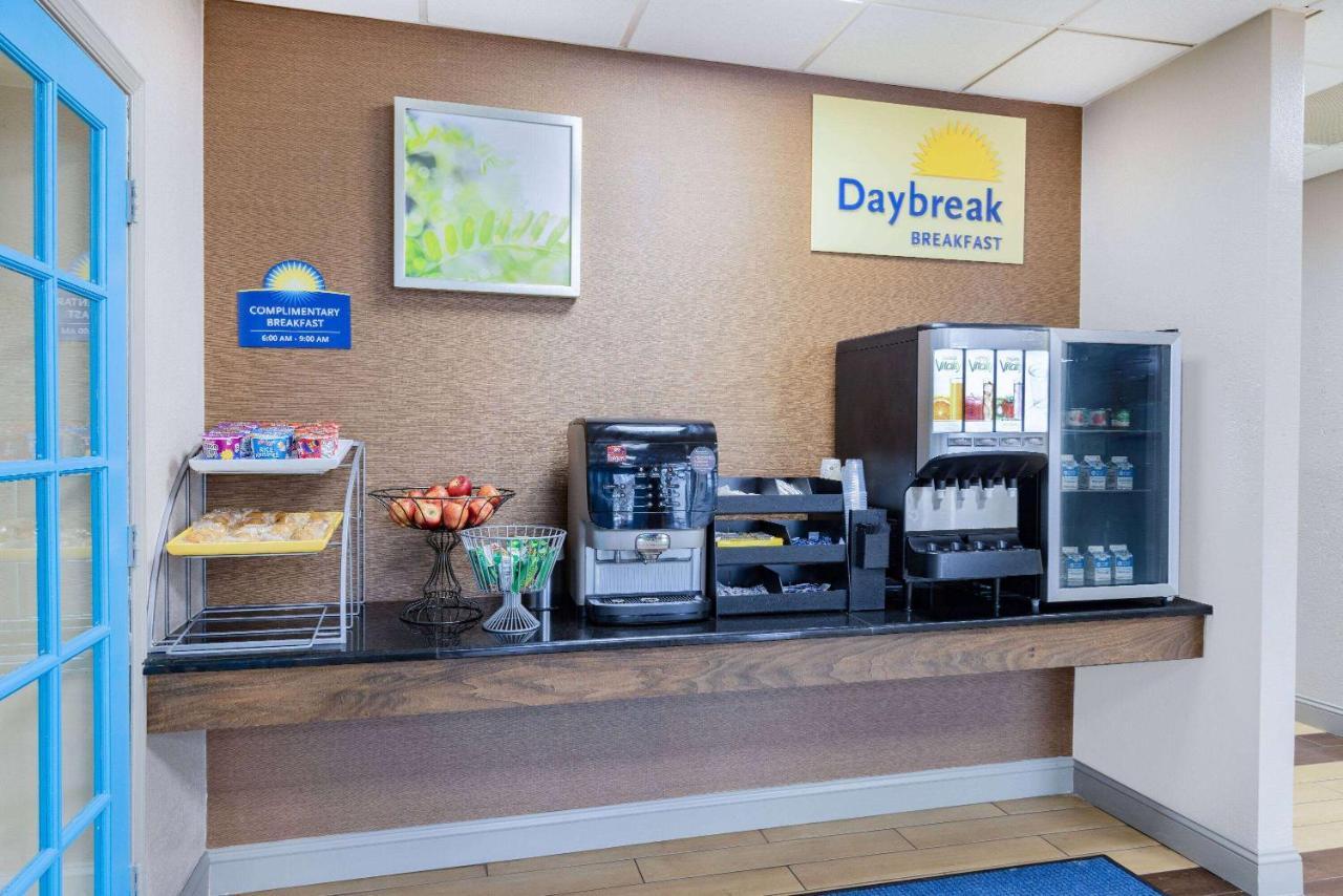 Days Inn By Wyndham Fredericksburg North Exterior photo